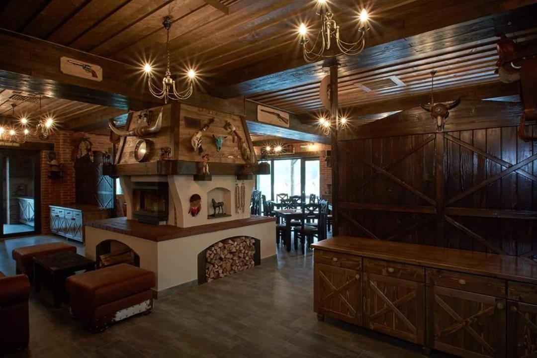 Maggie'S Ranch Hotel Risnov Exterior photo